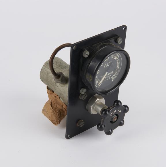 Constant flow oxygen regulator for use in aircraft up to 40000