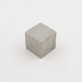 Cube of titanium 'Aermetal'