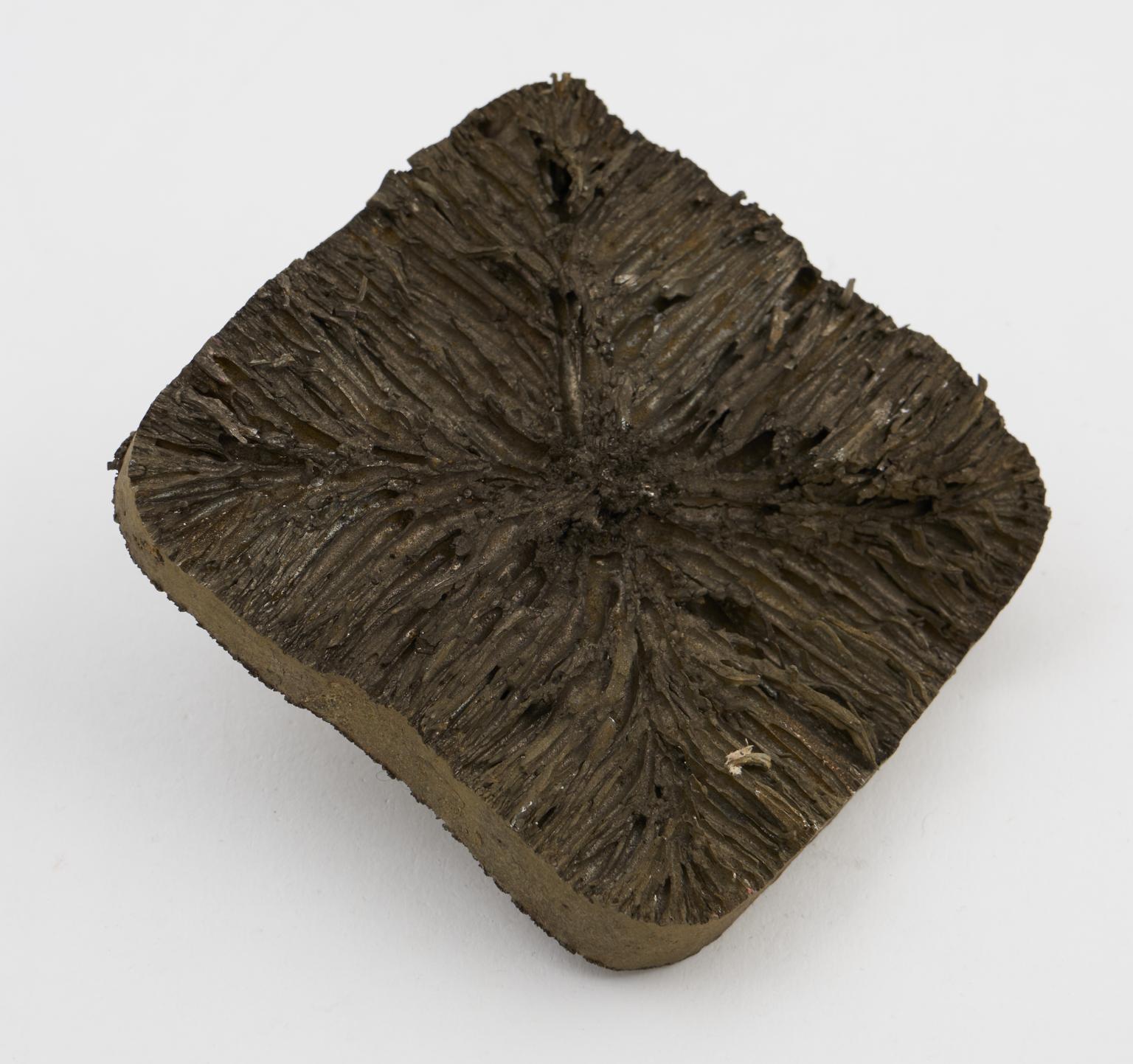 Fracture from small ingot showing columnar growth | Science Museum ...