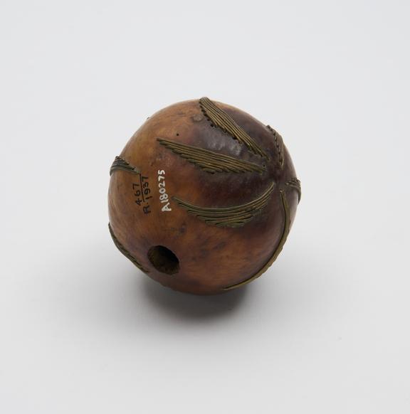 Hollowed-out gourd used as cosmetics pot, small hole in top