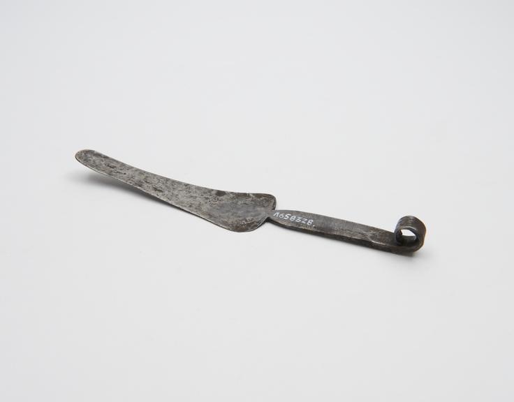Steel strigil, arrowhead shaped, long narrow handle