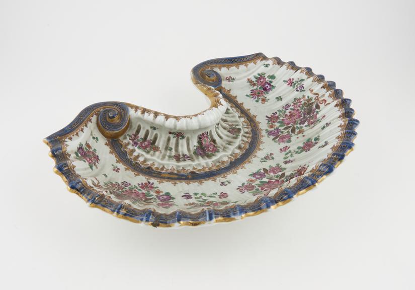 Elaborate porcelain barber's shaving bowl, by Samson of Paris