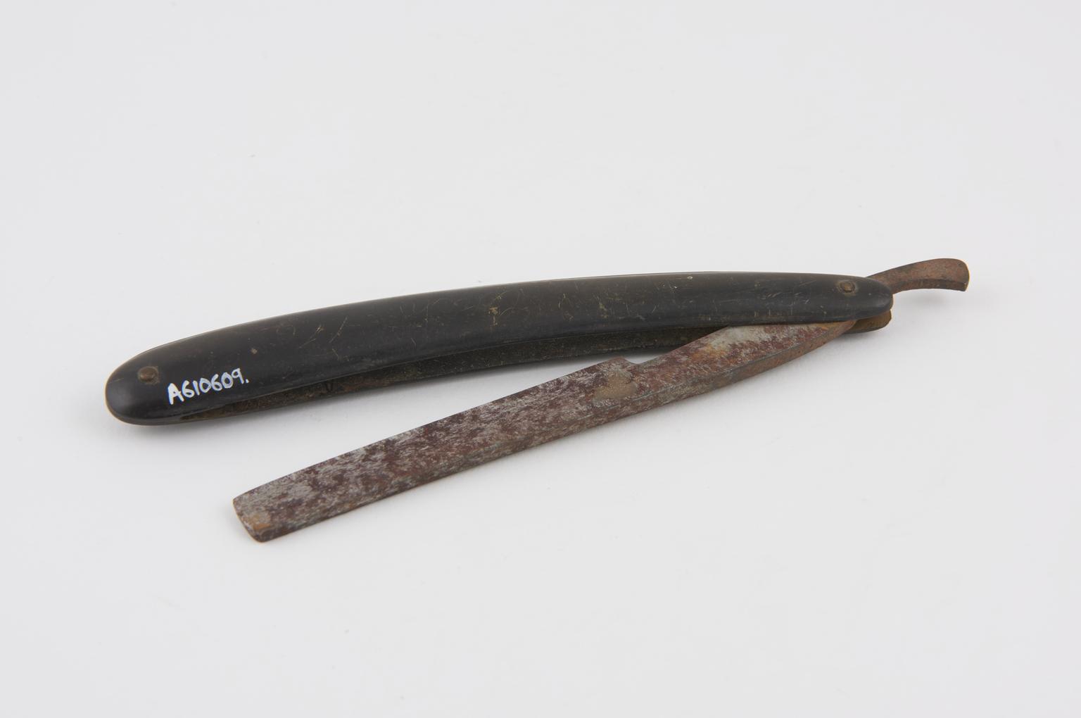 Razor, cut-throat, steel with horn handle | Science Museum Group Collection