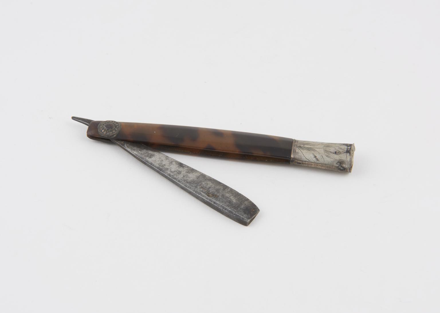 Old Shell Razor Razor, steel, in tortoiseshell sheath, 1750-1850 | Science Museum Group ...