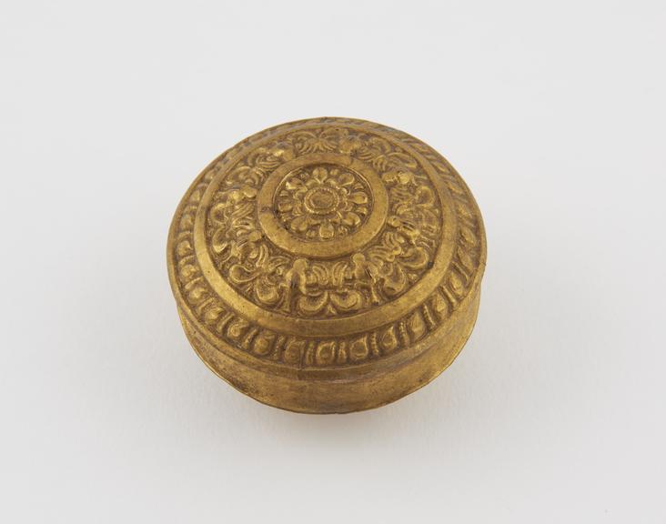 Ear plug, made of wood covered with gilt metal