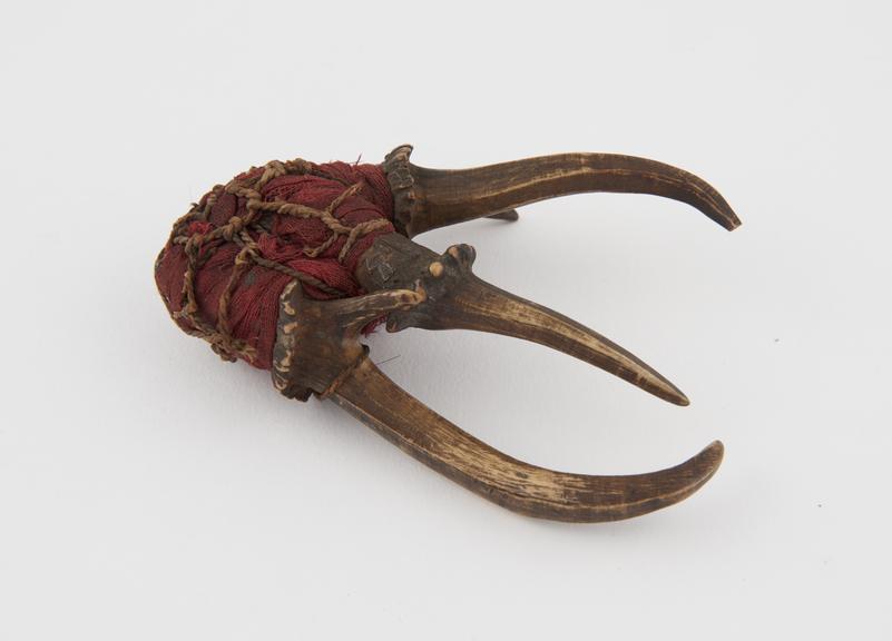 Claw amulet consisting of pieces of branching horn and cloth