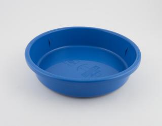 Dish from Model 7505 steam syringe steriliser, English, 1992