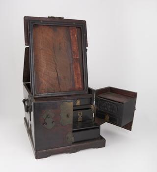 Chinese travelling toilet case, six drawers, two wells