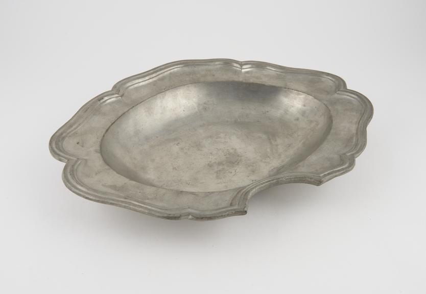 Barber's shaving bowl, pewter, oval-shaped well