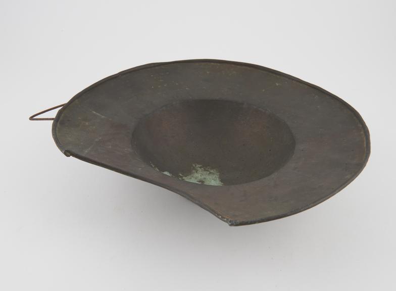 Barber's shaving bowl, copper, circular