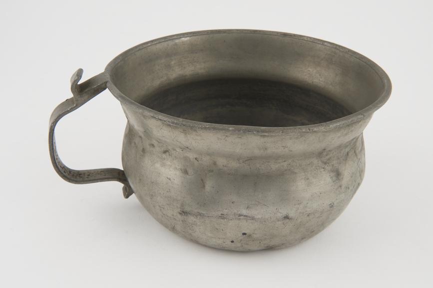 Pewter chamber pot, no feet, one handle, Spanish, 1701-1800