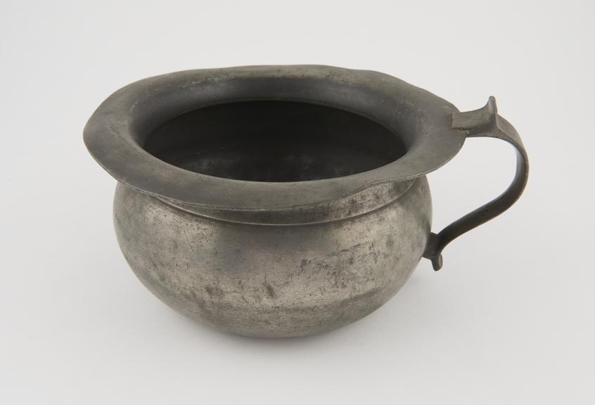 Pewter chamber pot, one loop handle, no feet, French, 1701-1800