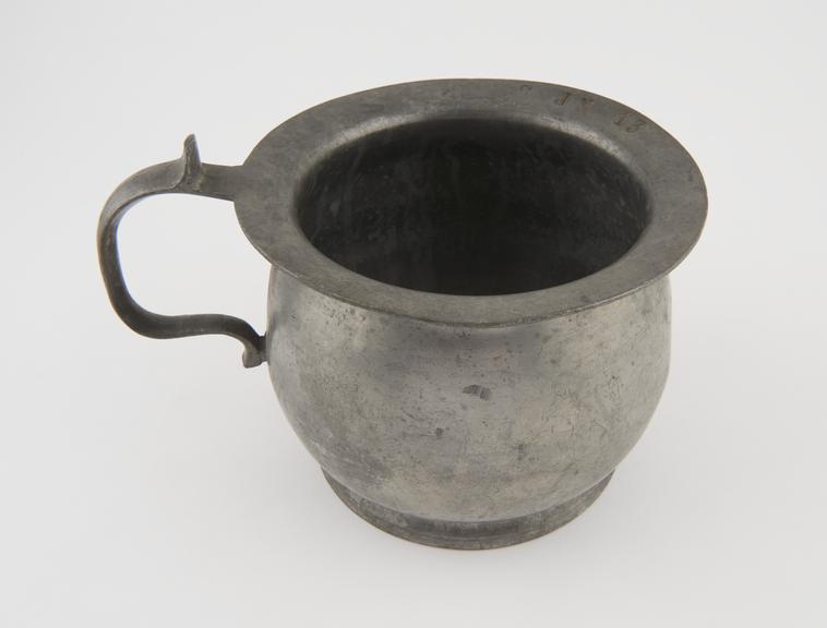 Pewter chamber pot, one handle, rim base