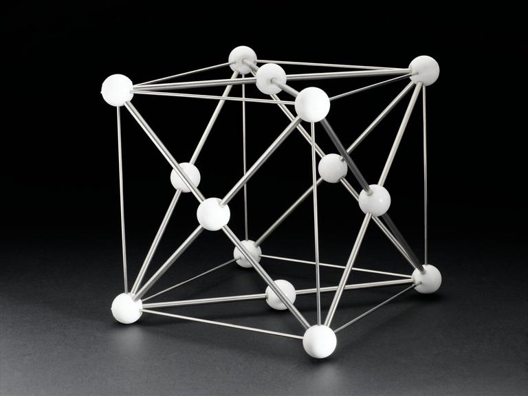 Metal crystal structure model: Free centre aisle