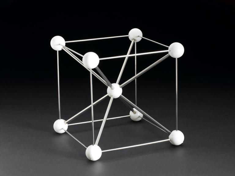 Metal crystal structure model: Body centred aisle