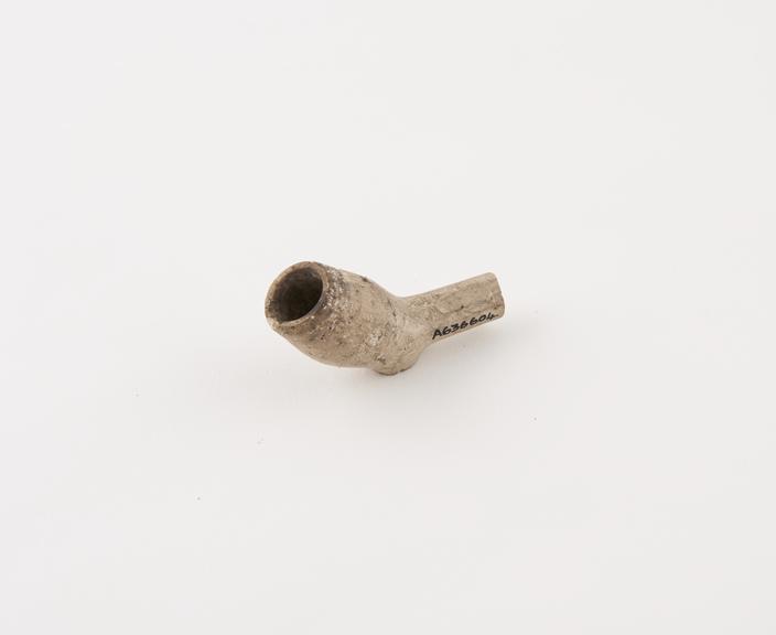 Clay tobacco pipe, maker unknown, made in England (?), 1660-1680