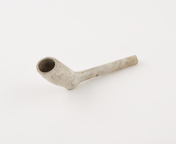 Clay tobacco pipe, straight stem, forward dipping oval heel