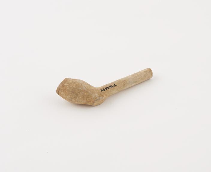 Clay tobacco pipe, short straight stem, of medium thickness