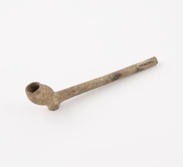 Clay tobacco pipe, maker unknown, made in England, 1625-1645