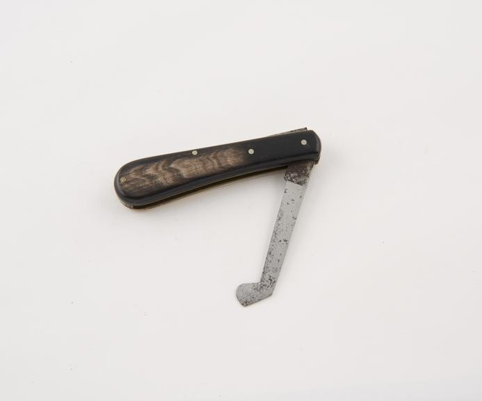 Veterinary gum lancet, folding, steel with horn handle