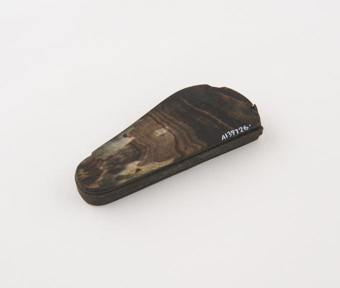 3-bladed fleam, steel blades in horn case, by Dungworth