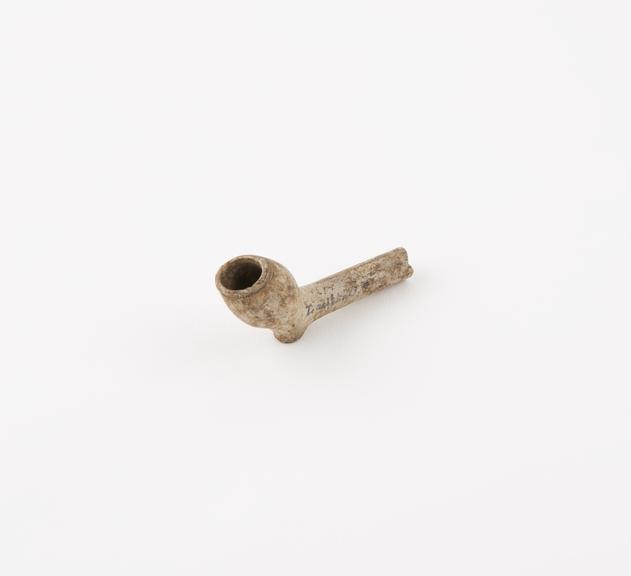 Clay tobacco pipe, maker uncertain, made in London (?) 1610-1630