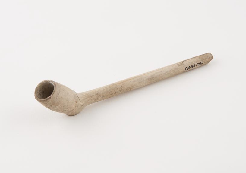 Clay tobacco pipe, maker unknown, made in England(?), 1670-1690