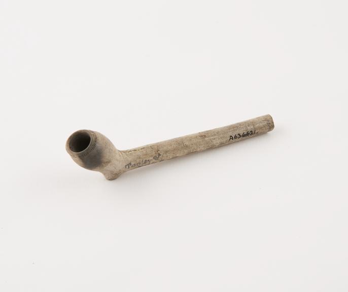 Clay tobacco pipe, maker unknown, made in England, 1620-1660