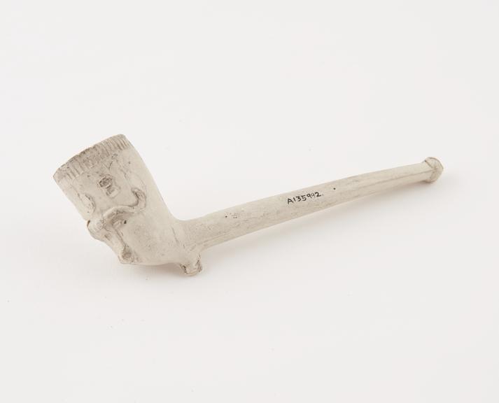 Clay tobacco pipe with insignia of R.A.O.B