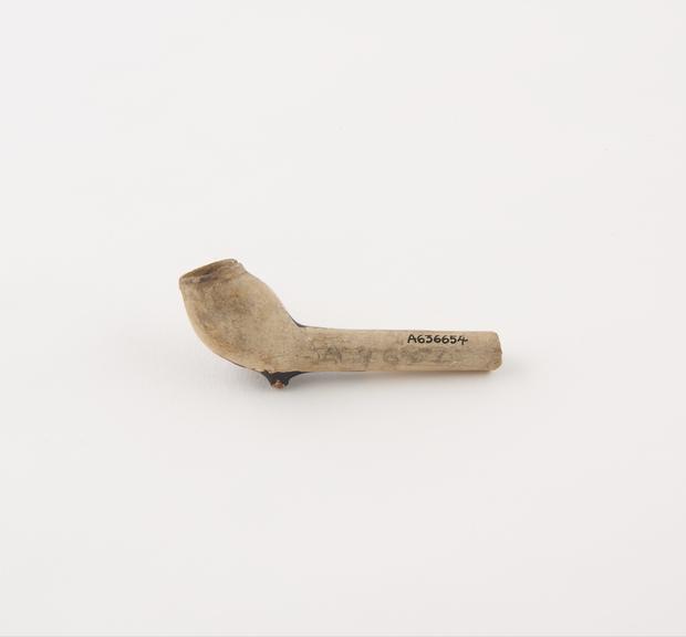 Clay tobacco pipe, maker unknown, made in England(?), 1620-1640