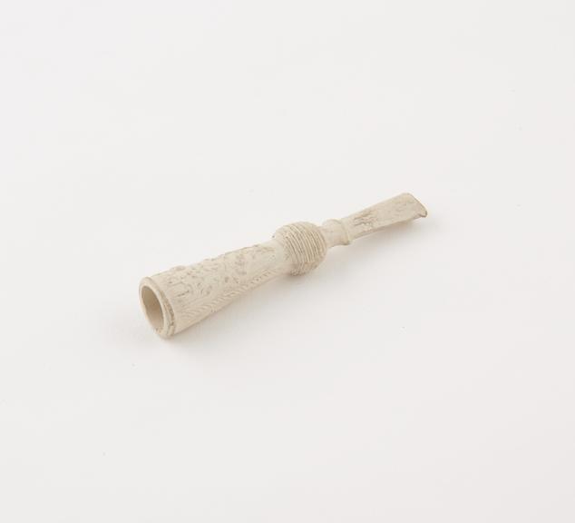 Clay cigarette holder, English or French, 1870-1910