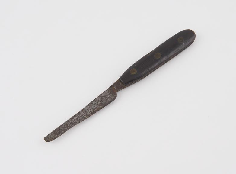 Metal knife with wooden handle, used for cutting opium, Chinese