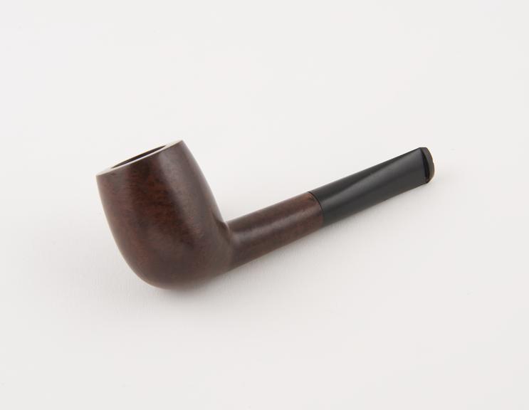 Briar tobacco pipe, vulcanite mouthpiece, English, 1900-1925