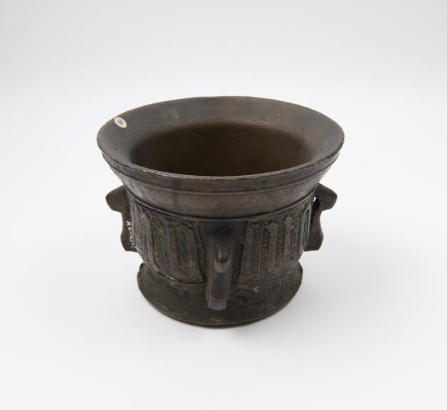 Heavy bronze mortar, large flared rim and foot