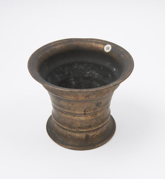 Brass bell shaped mortar, flat out turned base, everted rim