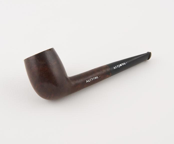 Briar tobacco pipe, upright pot shaped bowl, rounded base