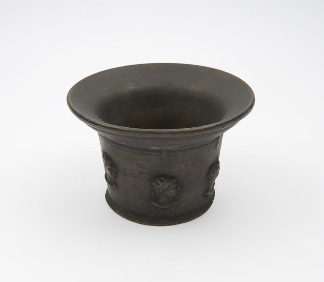 Bronze bell-shaped mortar with flat