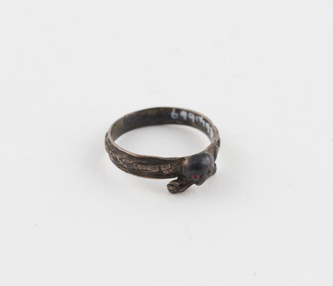 Metal memento mori finger ring