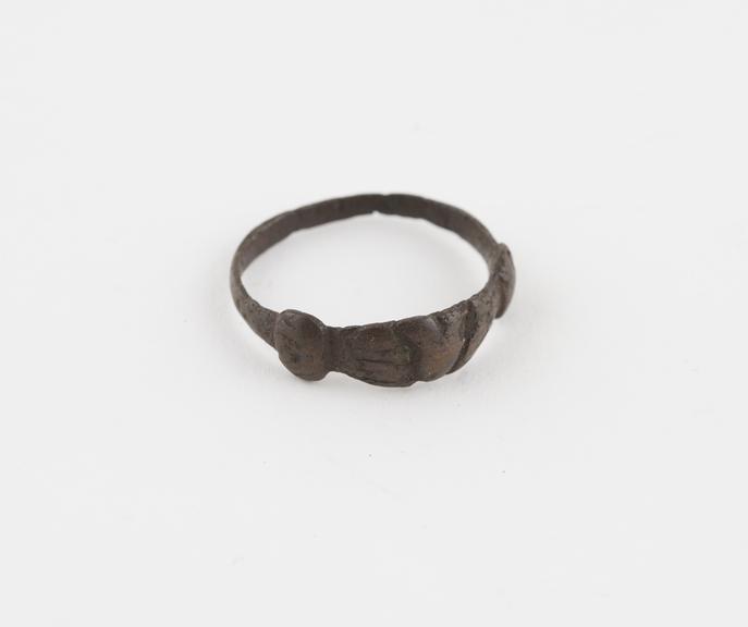 Bronze betrothal finger ring, with 2 hands holding a heart