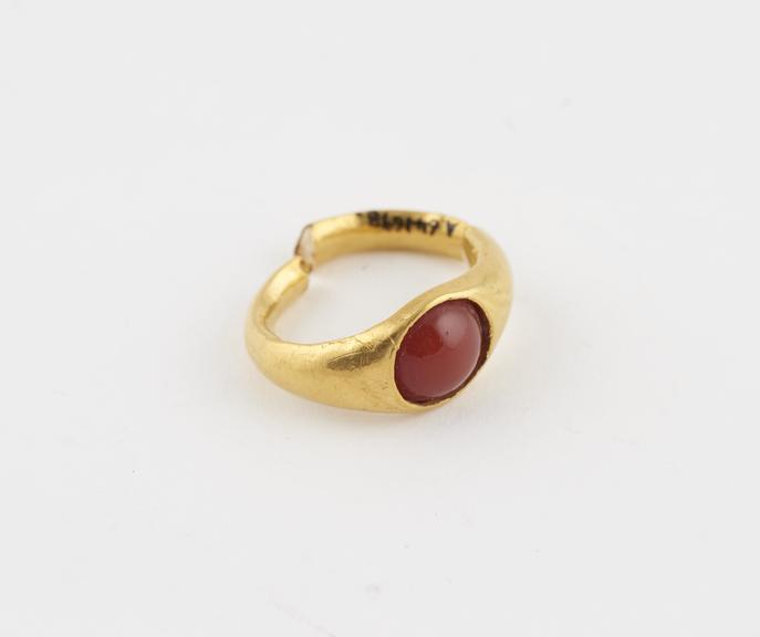 Gold finger ring, set with a cornelian