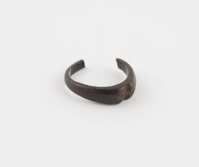 Wooden finger ring, bearing a carved cross on band