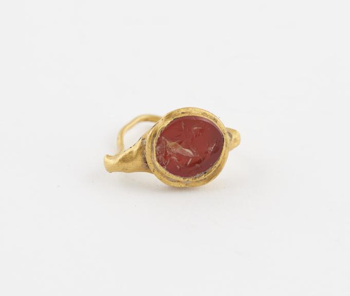 Gold finger ring, with cornelian seal setting