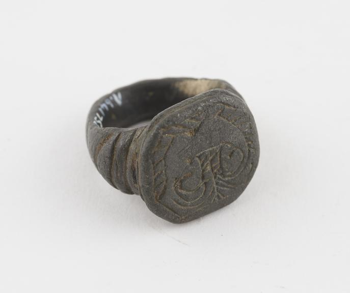 Bronze finger ring, with engraved decoration on band