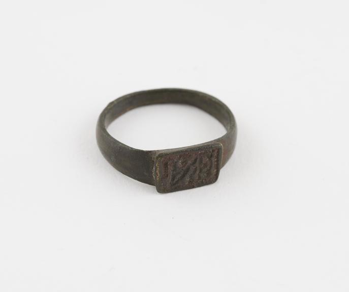 Metal finger ring