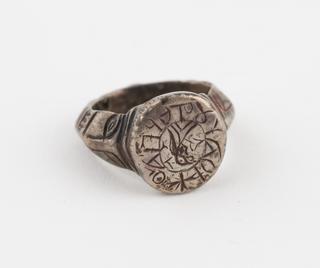 Finger ring, circular bezel with engraving