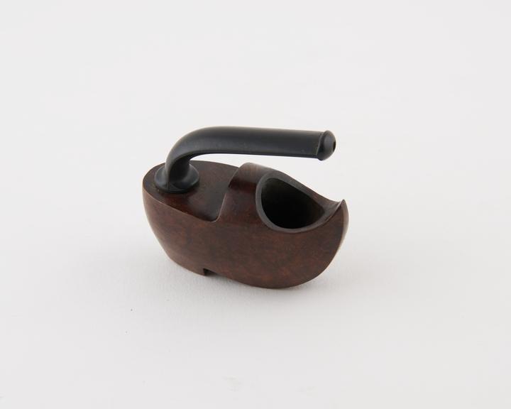 Wooden tobacco pipe, in the form of a sabot or Dutch clog