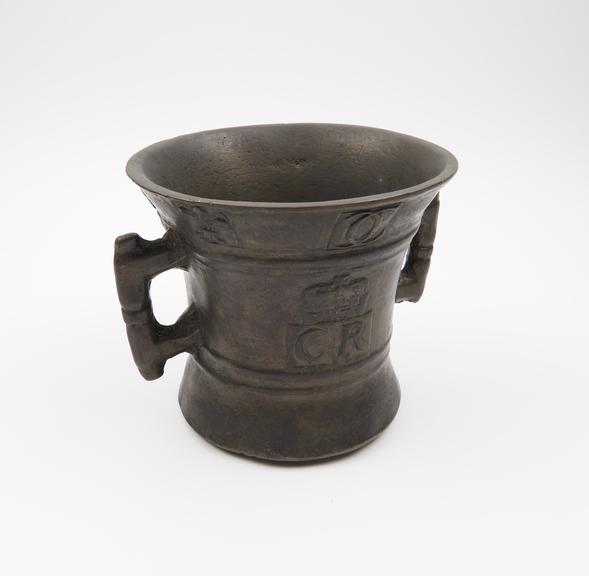 Bell-shaped bronze mortar with 2 square handles