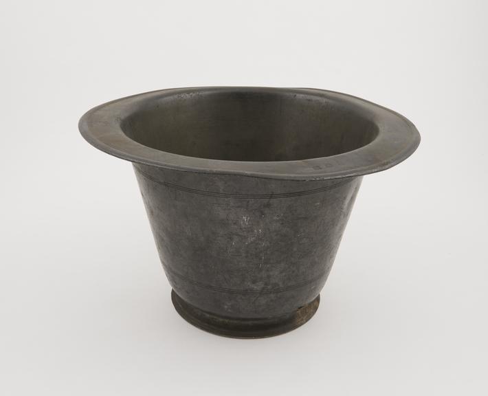 Pewter commode pan, English, 18th century