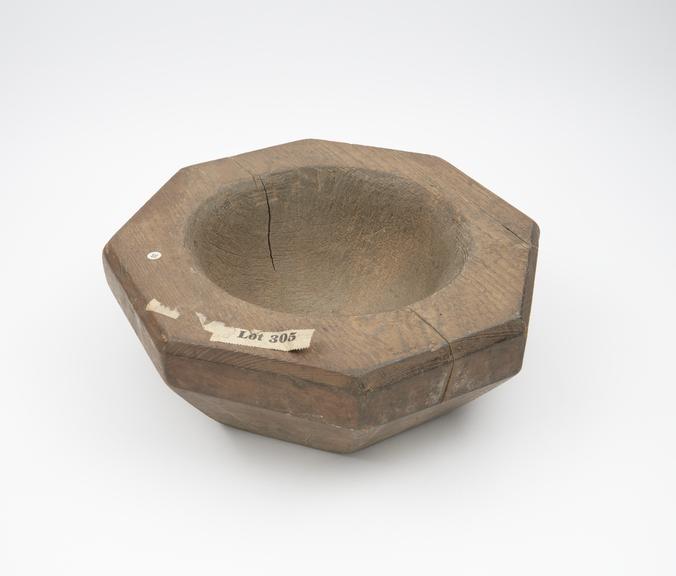 Shallow oak mortar, European, 1501-1850