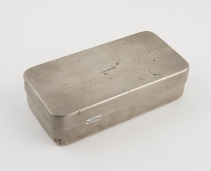 Nickel or chromed case, rectangular, with rounded corners